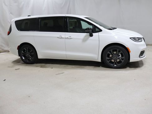 New 2026 Chrysler Pacifica Select image 8