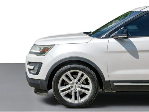 Used 2017 Ford Explorer XLT w/ Equipment Group 202A FWD image 10