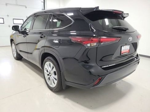 Certified 2024 Toyota Highlander Limited AWD/4WD image 9