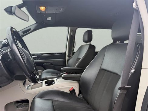 Used 2019 Dodge Grand Caravan SXT image 12