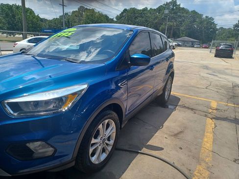 Used 2017 Ford Escape SE FWD image 2