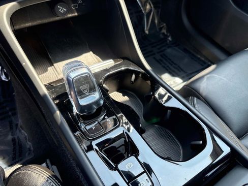 Used 2023 Volvo XC40 B5 Plus image 23