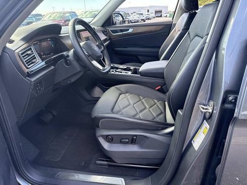 Used 2025 Volkswagen Atlas SE image 21