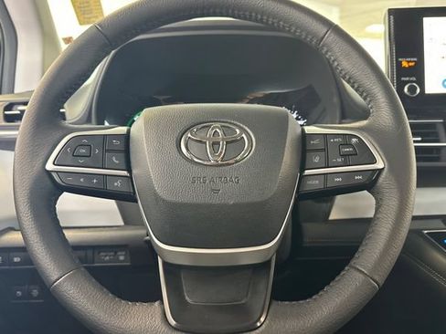 Used 2026 Toyota Sienna XLE FWD image 29