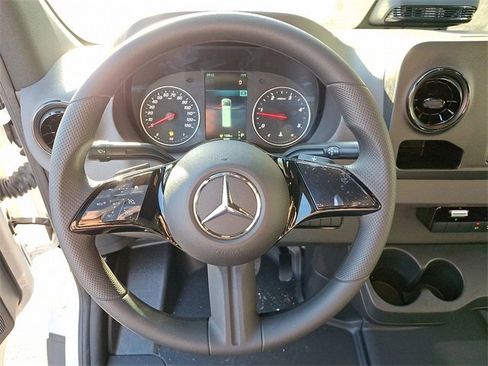 Used 2025 Mercedes-Benz Sprinter 2500 image 18