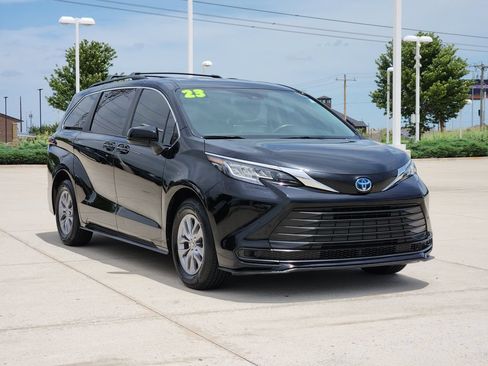Used 2023 Toyota Sienna LE FWD image 3