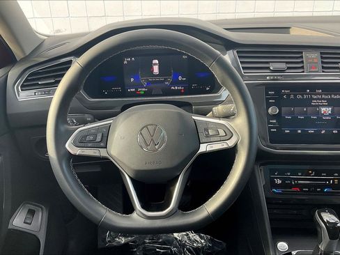Used 2022 Volkswagen Tiguan SE w/ Panoramic Sunroof Package image 6