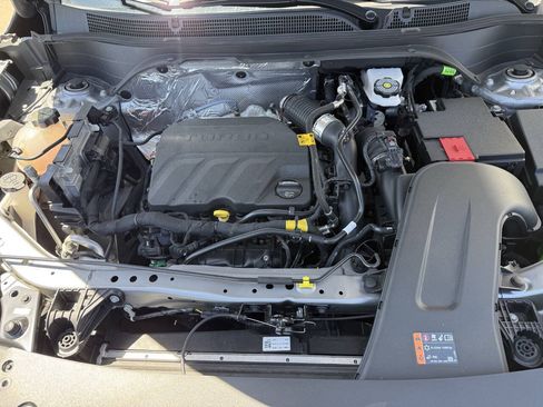 Used 2025 Chevrolet Trax LT w/ LT Convenience Package FWD image 9
