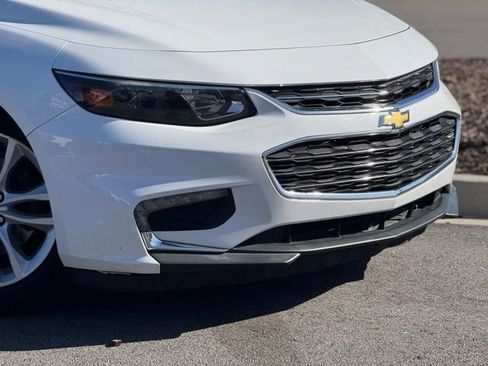 Used 2018 Chevrolet Malibu LT FWD image 3