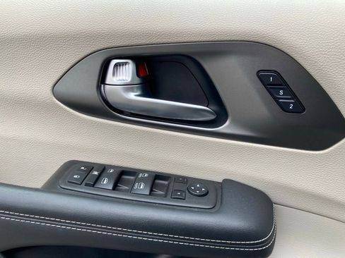 Used 2023 Chrysler Pacifica Touring-L image 13