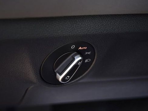 Certified 2025 Volkswagen Jetta SE w/ Sunroof Package image 11