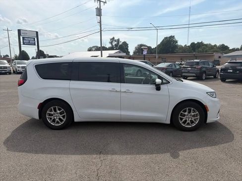 Used 2023 Chrysler Pacifica Touring-L FWD image 7