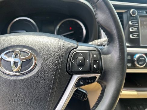 Used 2019 Toyota Highlander XLE image 11
