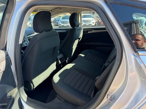 Used 2017 Ford Fusion SE FWD image 8