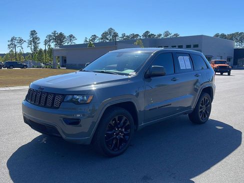 Used 2022 Jeep Grand Cherokee Laredo X AWD/4WD image 3