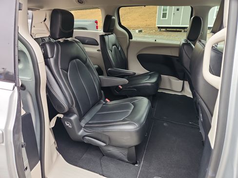 Used 2024 Chrysler Pacifica Touring-L image 43