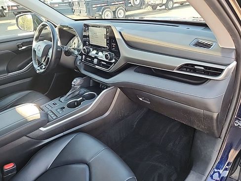 Used 2021 Toyota Highlander XLE AWD/4WD image 46