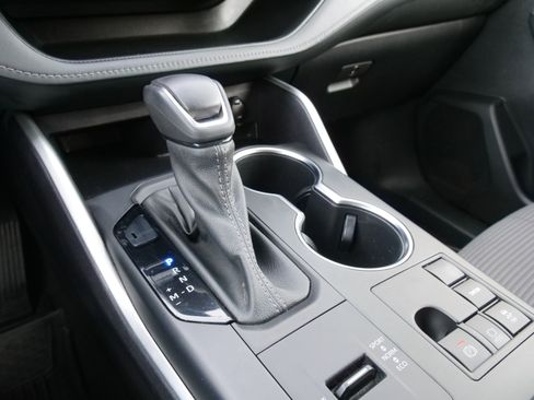 Used 2023 Toyota Highlander FWD image 27