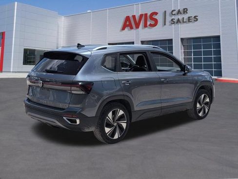 Used 2025 Volkswagen Taos SE AWD/4WD image 6