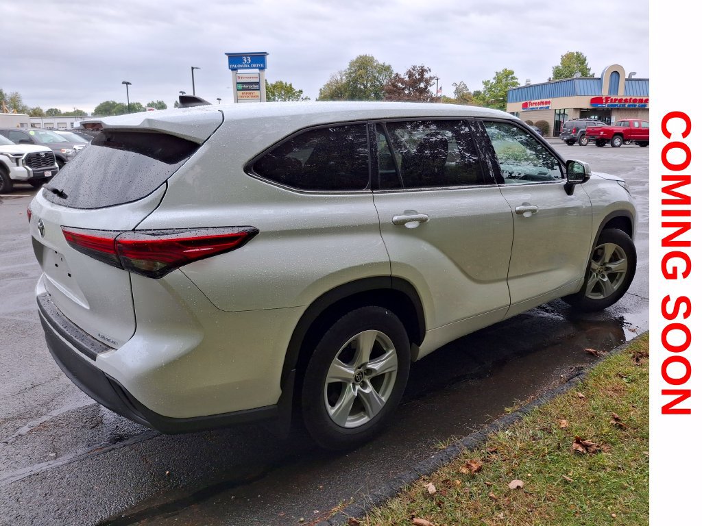 Used 2022 Toyota Highlander LE AWD/4WD image 2