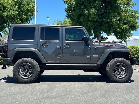 Used 2017 Jeep Wrangler Unlimited Rubicon AWD/4WD image 3