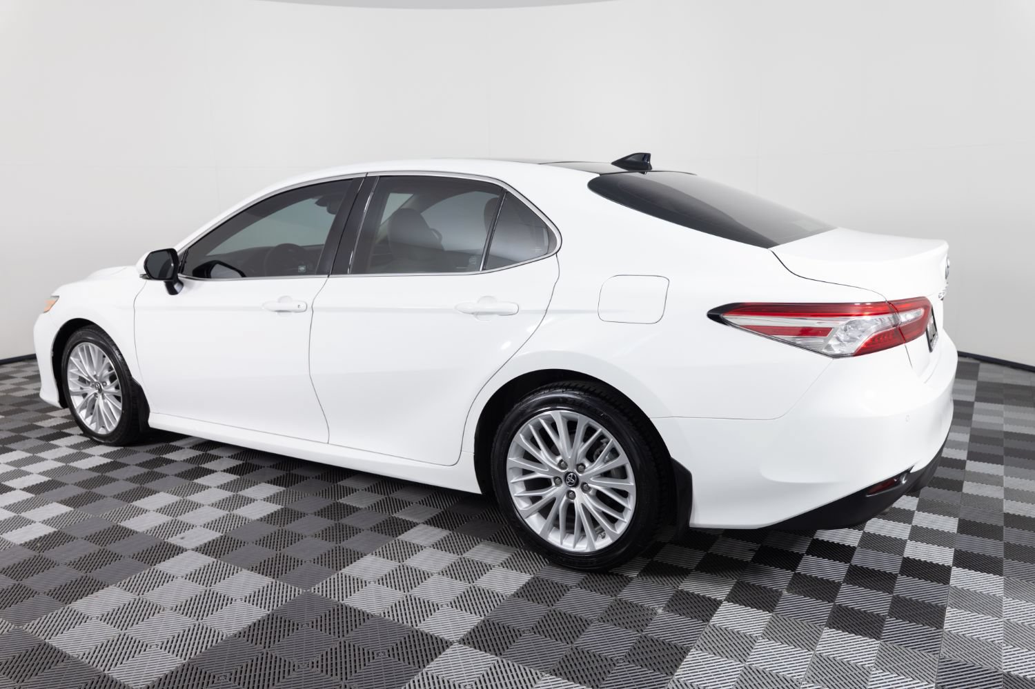 Used 2018 Toyota Camry XLE FWD image 4