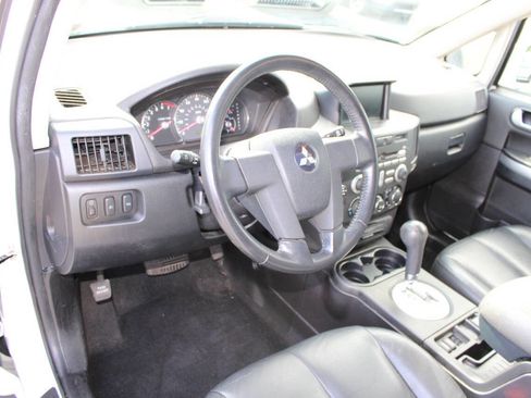 Used 2011 Mitsubishi Endeavor SE image 13