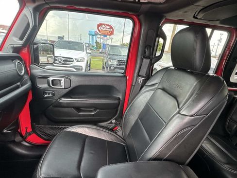 Used 2018 Jeep Wrangler Unlimited Sahara AWD/4WD image 16