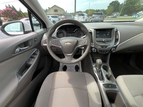 Used 2018 Chevrolet Cruze LT FWD image 6