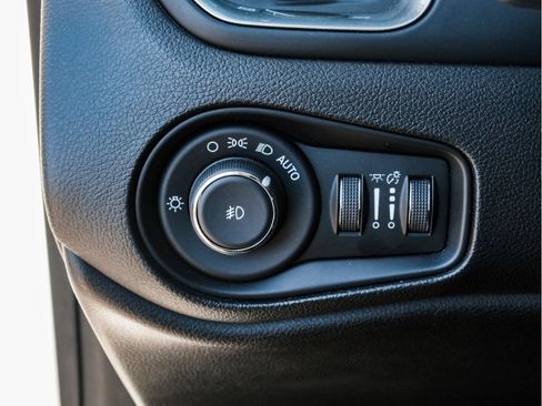 Used 2018 Jeep Renegade Limited w/ Safety & Security Group AWD/4WD image 11