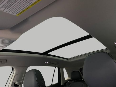 New 2025 Volkswagen Tiguan SE image 28