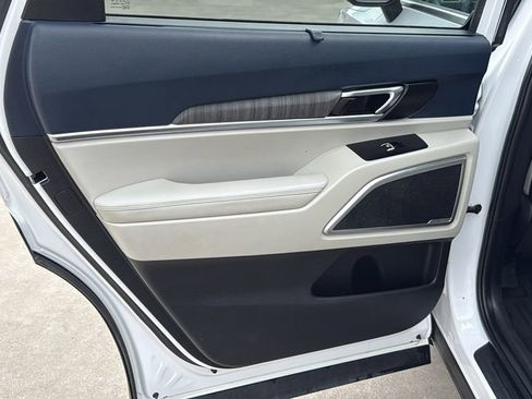 Used 2024 Kia Telluride EX w/ EX Captain's Chair Package FWD image 17