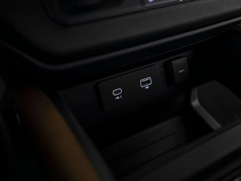 Used 2024 Land Rover Defender 110 X-Dynamic SE AWD/4WD image 44