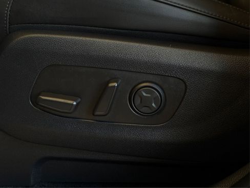 Used 2025 Kia Carnival EX image 30