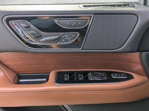 Used 2019 Lincoln Navigator Reserve image 11