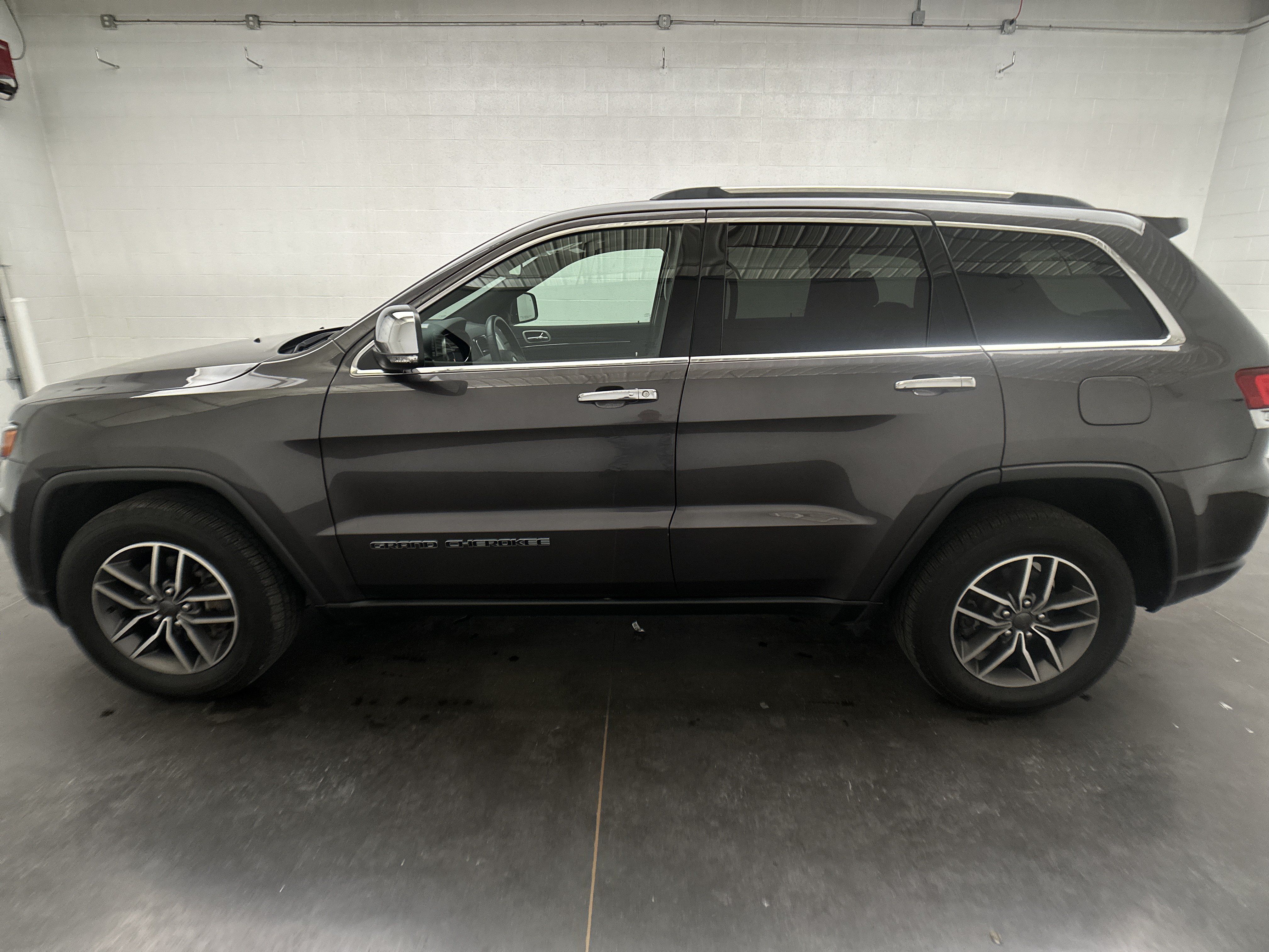 Used 2020 Jeep Grand Cherokee Limited w/ Premium Lighting Group AWD/4WD image 5