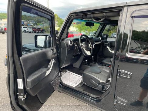 Used 2015 Jeep Wrangler Unlimited Sahara AWD/4WD image 13