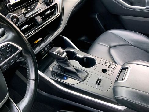 Used 2023 Toyota Highlander XLE FWD image 16