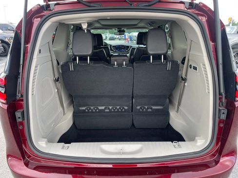 Used 2022 Chrysler Pacifica Limited AWD/4WD image 18