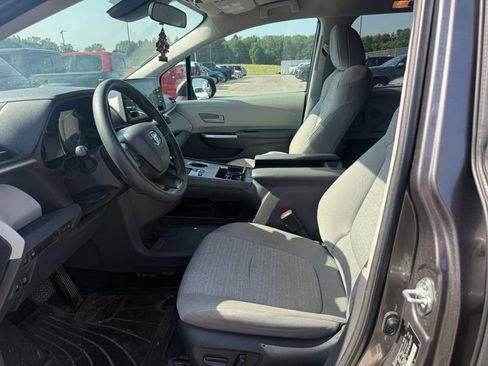 Used 2023 Toyota Sienna LE AWD/4WD image 10