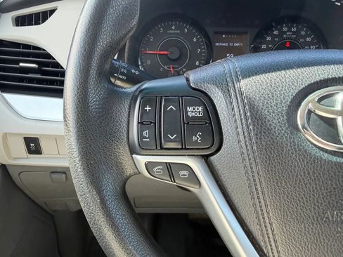 Used 2017 Toyota Sienna LE AWD/4WD image 17