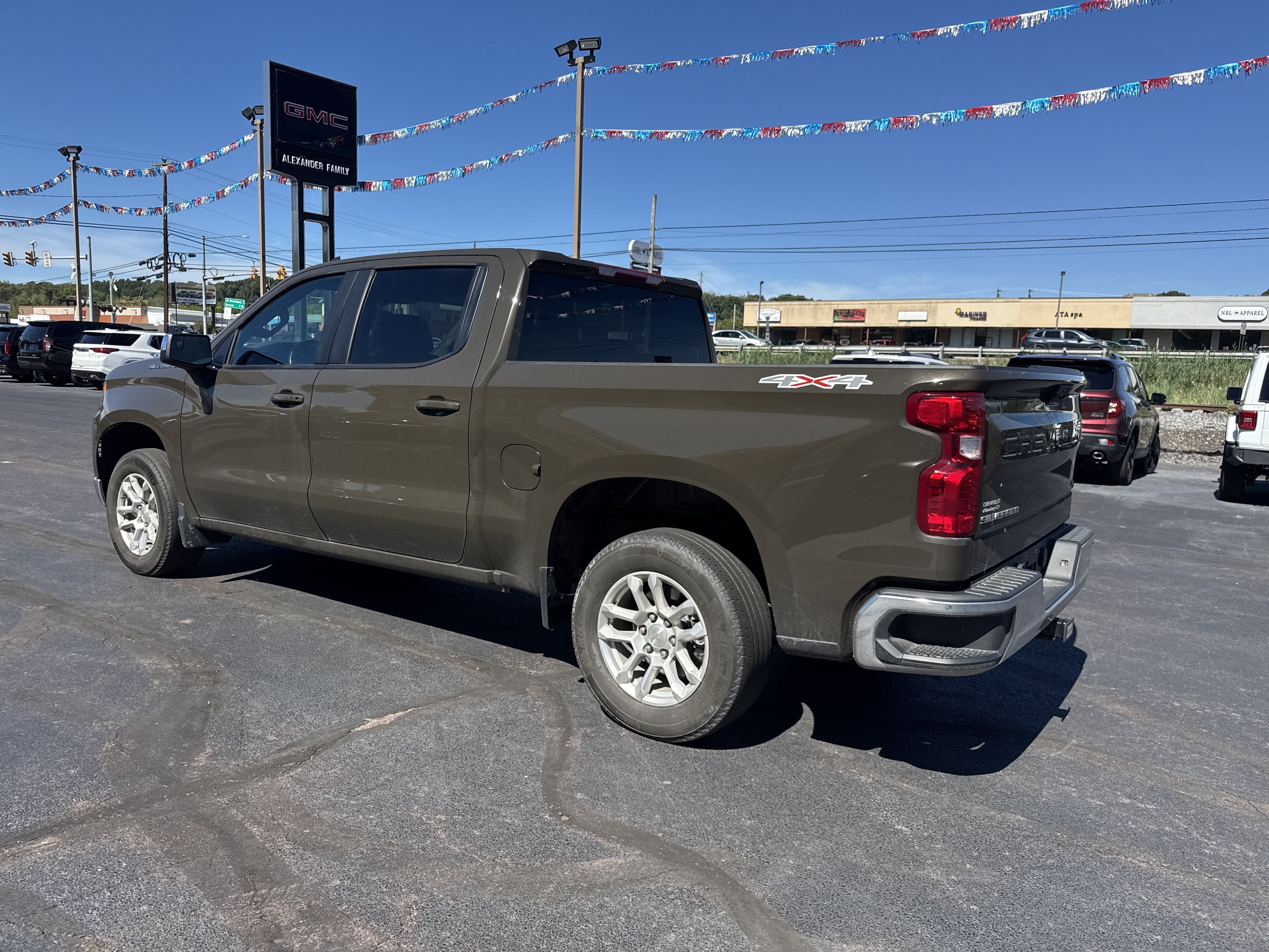 Used 2023 Chevrolet Silverado 1500 LT AWD/4WD image 6