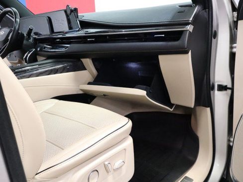 Used 2021 Cadillac Escalade Premium Luxury w/ LPO, Illumination Package AWD/4WD image 73