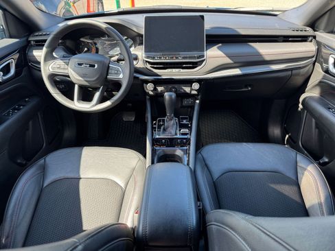 Used 2025 Jeep Compass Trailhawk image 40