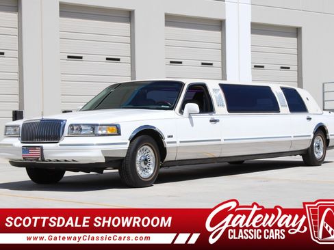 Used 1996 Lincoln Town Car Executive image 2