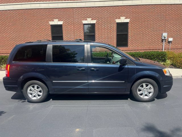 Used 2009 Chrysler Town & Country Touring w/ Family Value Group FWD image 2