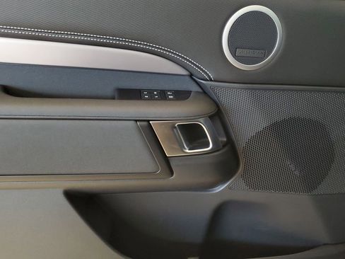 Used 2025 Land Rover Discovery Dynamic SE image 12