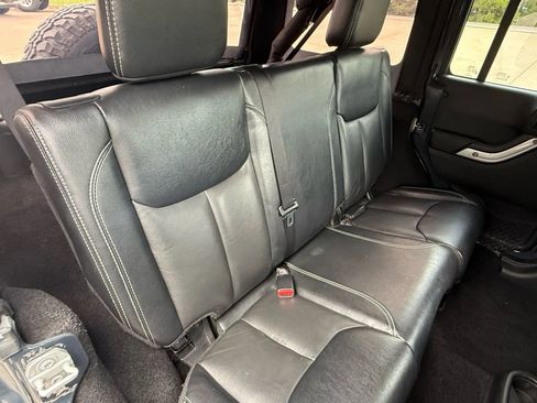 Used 2017 Jeep Wrangler Unlimited Rubicon image 42