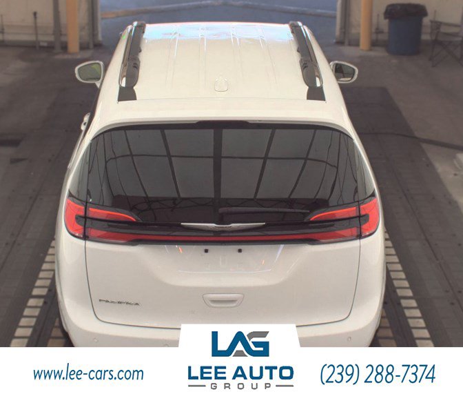 Used 2021 Chrysler Pacifica Touring-L FWD image 2