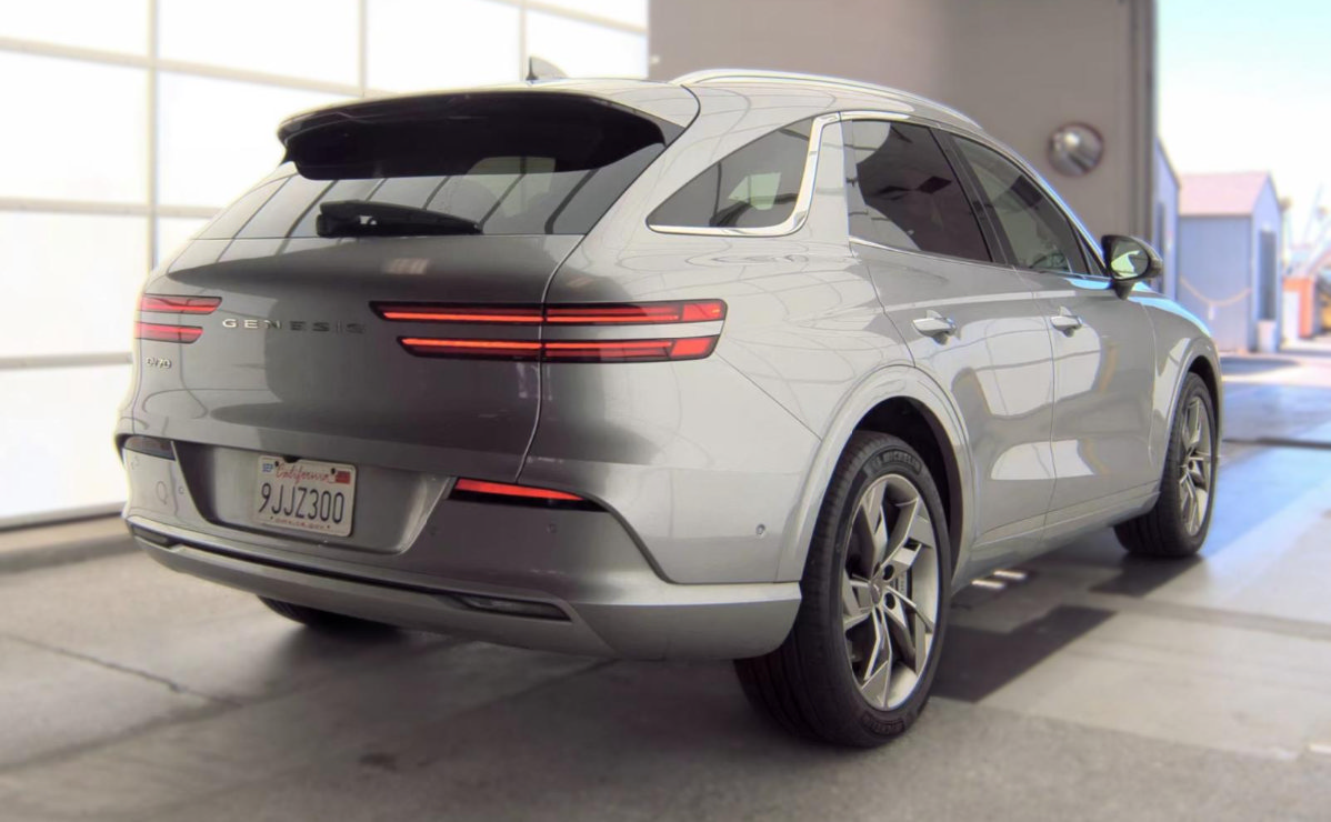 Used 2023 Genesis Electrified GV70 AWD/4WD image 4